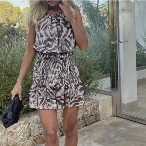 Zara Zebra klänning - Supersnygg klänning från Zara!!💕 köpt förra sommaren, slutsåld! Toppskick 