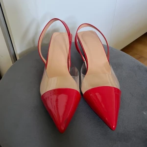Röda pumps  - Snygga röda pumps med spetsig tå och låg klack.