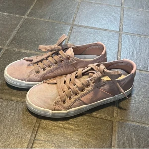 Rosa sneakers från Novita - Säljer mina rosa skor från novita, de är köpta i slutet av april och använda max 5ggr, säljer pga att de inte kommit till användning. Nypris är 799kr och jag har lådan kvar 