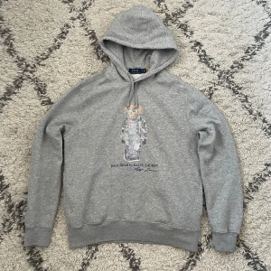 Polo Bear Ralph Lauren - Säljer denna riktigt sköna hoodie från Ralph Lauren! | Storlek M men passar även till S | Skick 7/10 loggan har lite defekter | Nypris +2500kr, säljer endast för 599kr | Hör av dig vid frågor!
