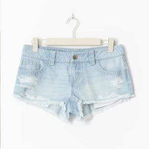 Low waist jeansshorts - helt nya low waist jeansshorts från gina med prislapp kvar !! helt slutsålda på hemsidan💕