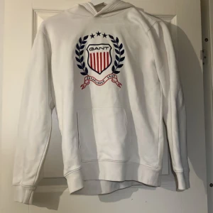 Vit hoodie från GANT med emblem - Säljer en vit gant hoodie 