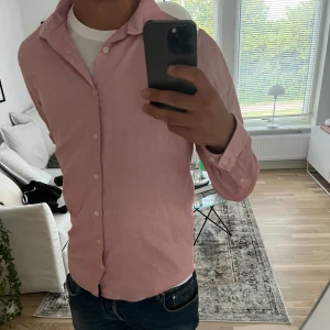 J. Lindeberg rosa skjorta  - As fet skjorta med otroligt najs somrig färg, perfekt för alla fester nu till sommaren 
