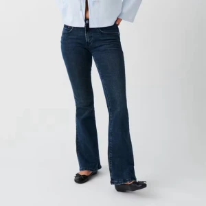 low waist bootcut jeans ginatricot - Snygga mörkblå bootcut jeans från ginatricot med klassisk femficksdesign och normal passform. Jeansen har ett stretchigt denimtyg som sitter bekvämt. Perfekta för dig som gillar en tidlös och trendig look. Slutt på hemsidan. 