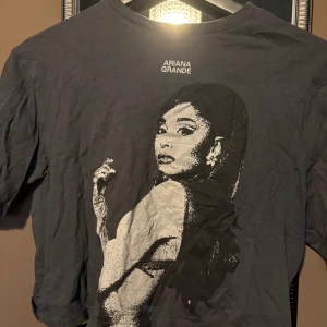 Ariana grande merch - Säljer min t-shirt ifrån Ariana grande merch för att den inte kommer till användning !Den är även 2-3 gånger men är ändå i bra skick! Är i st 170 och säljer den för 60kr+frakt