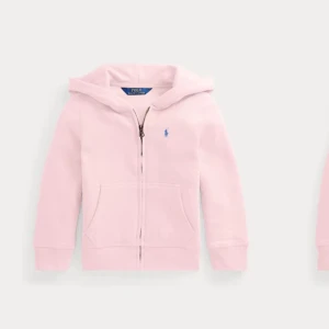 Ljusrosa hoodie från Polo Ralph Lauren - Säljer en ljusrosa hoodie från Polo Ralph Lauren med dragkedja framtill och klassisk blå logga på bröstet. Tröjan har huva, känguruficka och är tillverkad i mjuk bomull. Nypris: 1200kr Pris kan diskuteras. Det är storlek S men liten i storlek så skulle säga Xs
