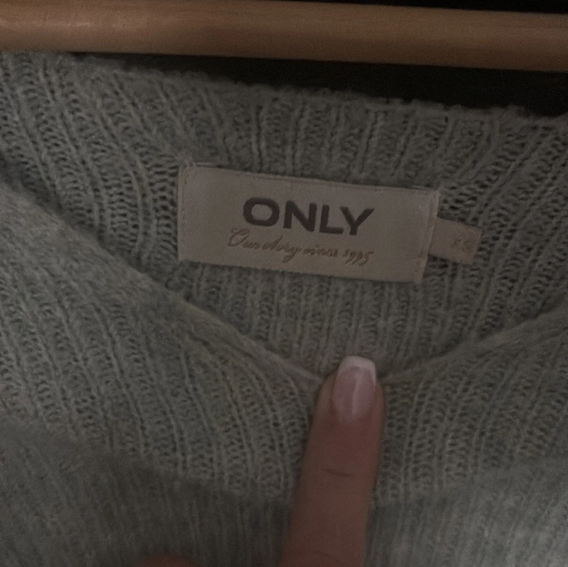 Ljusgrå stickad tröja från ONLY - 1