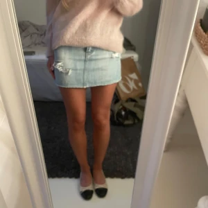 Ljusblå jeanskjol med slitningar - Säljer en ljusblå jeanskjol med rosa detaljer med slitna detaljer framtill och klassiska fickor både fram och bak. Sååå fin färg o perfekt nu till sommaren!!💕🌸