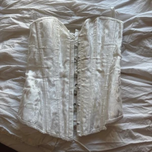 Vit korsett - Säljer min vita korsett i storlek S.  Knyte där bak och spännen fram som man kan se på bilden. Kan postas idag🥰 #korsett#vitkorsett#corset