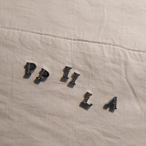 Bokstäver till smyckeskedja🌟 - Jag gör ett kryss över en bokstav om den är köppt, annars är det fritt fram! 25kr/bokstav, 100kr för alla om någon är intresserad :) jag skickar med freebies i alla beställningar☀️