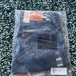 Levi's 505 Regular blå jeans 33/34 - Ena paret är oanvända och andra är endast ba testade så de är två par jeans!!Klassiska Levi's 505 Regular jeans i blå denim. Rak passform med normal midja och femficksdesign. Tidlös modell med Levi's ikoniska läderpatch och röda logotagg på bakfickan. Perfekta för dig som gillar en clean och enkel jeanslook.