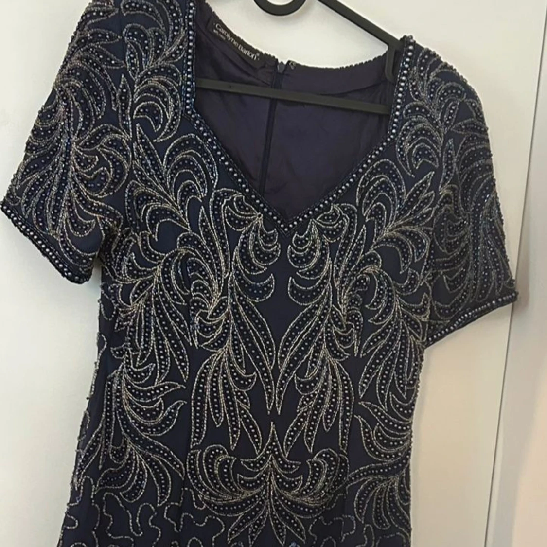 Mörkblå pärlbroderad klänning Carolyne Barton - 2