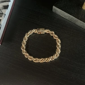 Cordell armband - Äkta 18k guld player at Cordell armband ifrån kejsar. Mycke bra skick. Starkt lås så den ramlar inte av eller öppnas när man använder den. 1600kr nypris. Storlek 20cm. Pris kan diskuteras kan sänka lite ksk 