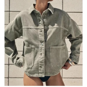 Grön Zara jacka  - Undrar om någon vill byta min i storlek S till en XS🥰