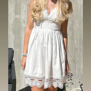 Sommar klänning  - En söt kläning från Gina Tricot! Inga skador, utan banden är lite uppsydda (man kan se på bild 4). 🤍🤍