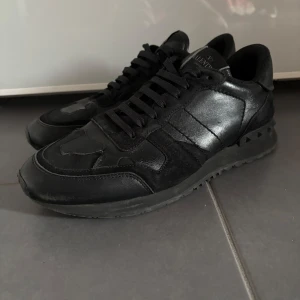 Valentino skor - Säljer ett par fina valentino rockruners dem är storlek 41 men passar även lite större priset är inte höger i stenen och om du har några frågor så är det bara att hojta till