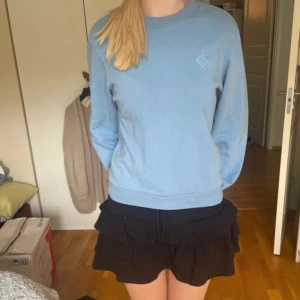 Ljusblå sweatshirt från JUST Female - Superskön ljusblå sweatshirt från JUST Female med  logga på bröstet. Endast använd fåtal gånger💕