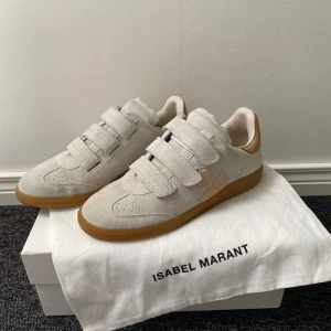 Isabel Marant Beth - Isabel Marant Beth low-top suede sneakers i storlek 38. Original dustbag och box. Sitter som 38, smala i modellen. Jättefint skick!!