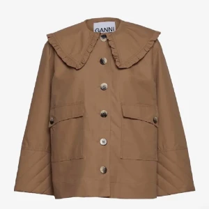 Beige jacka från Ganni med volangkrage - Intressekoll på min beige jacka från Ganni med stor volangkrage och snygga knappar framtill. Jackan har två stora fickor och är tillverkad i bomull. Helt fläckfria och inga defekter 