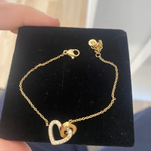 Guldarmband med hjärta - Säljer ett helt oandvändt armband från Edblad. Köpte de för 449. 
