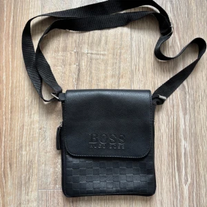 Hugo Boss axelväska - Säljer en axelväska från Hugo Boss.