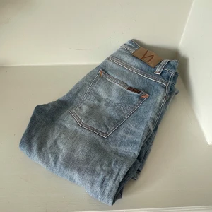 Ljusblå Nudie Jeans - Säljer ett par ljusblå grim tim nudies. Storlek W30 L32. Finns inga defekter med dem. Passar snyggt till det mesta. Originalpris ligger runt 1600kr. Mitt pris är 450kr.