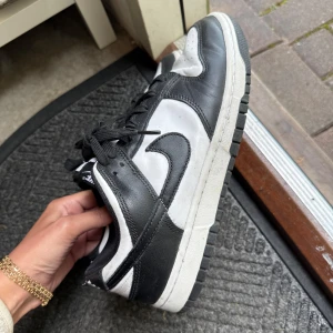 Nike Dunk Low svart/vit skinn - Strl 42.5