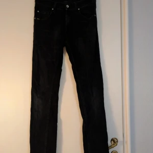 Jeans Tiger of Sweden - Snygga jeans från Tiger of Sweden. De är typ gråsvarta, men mer åt det svarta hållet. I ekologisk bomull med stretch. Finns en pytteliten fläck på benet, men man tänker inte på det. Storlek 30/34