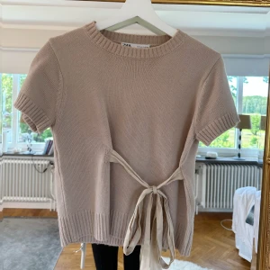 Zara topp - Så söt topp med rosett från Zara! Slutsåld och väldigt eftertraktad🤍🤍