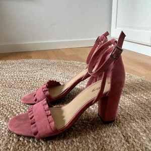 Rosa klackskor  - Rosa klackskor från Alley med volang framtill