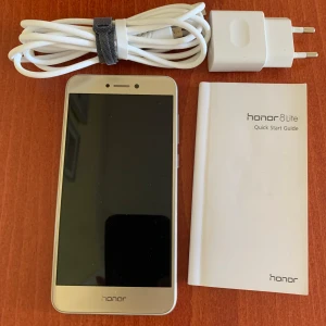 Mobil Huawei Hono 8 Light  - Mycket litet använd. Helt Teodor. Fungerar perfekt 