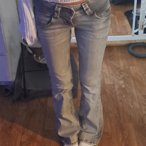 Pepe jeans - Säljer nu dessa jättefina lågmidjade pepe jeansen som är köpta här på plick!😊💞 Har sytt om dem till bootcut själv och de är i väldigt bra skick!💓 | Tveka inte att höra av dig vid intresse eller funderingar!💓 |