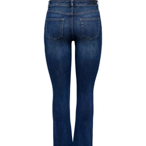 Mörkblå bootcut jeans från ONLY  - Snygga mörkblå bootcut jenas från ONLY, jeansen är använda fåtal gånger och är i ett extremt fint skick💞(Midwaist)
