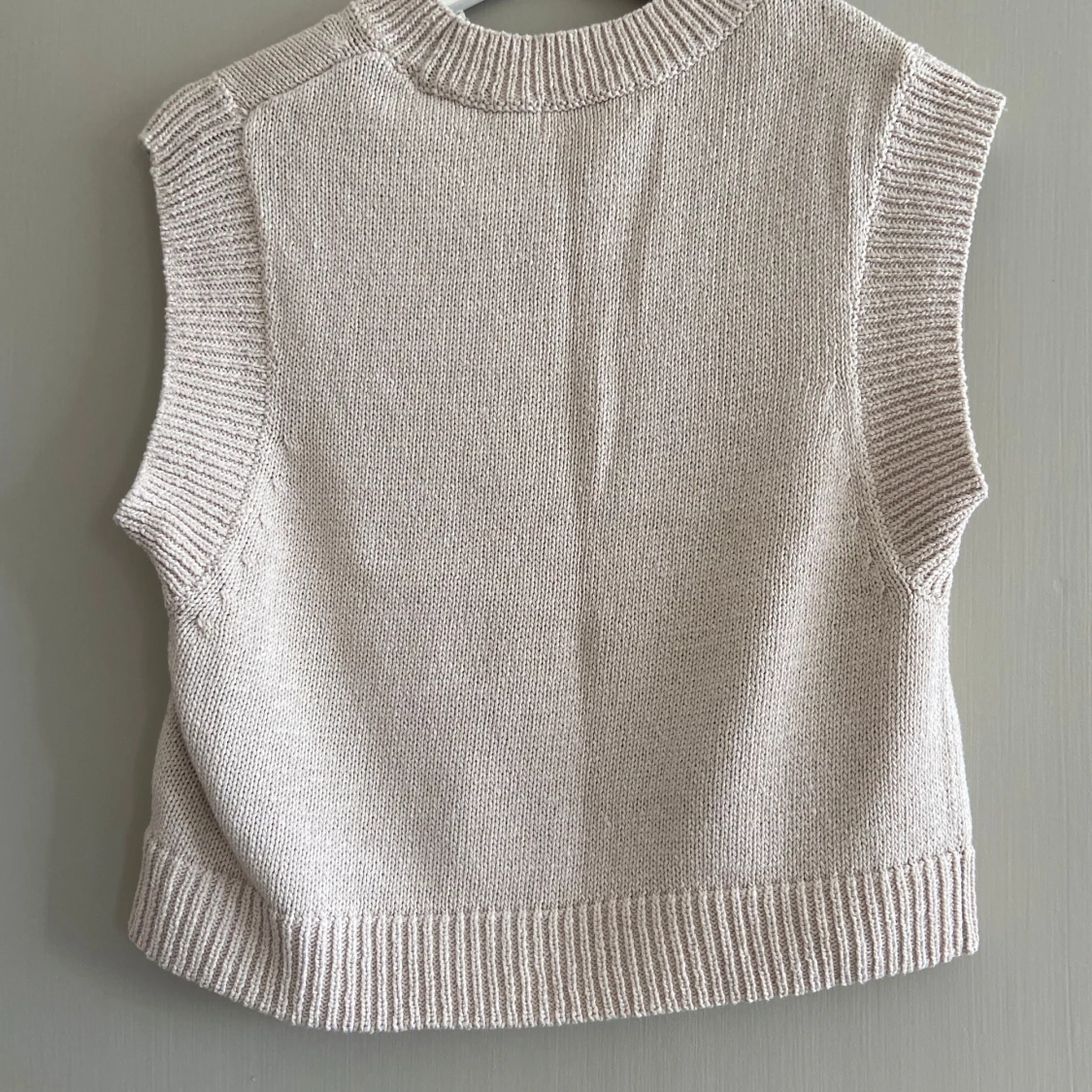 Beige stickad väst från HM, storlek M - 1