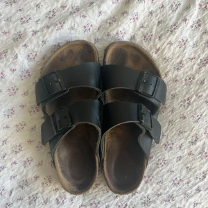Birkenstock - Tofflor från Birkenstock i modellen Arizona. Använda men fortfarande i fint skick. Köpta på Vinted men tyvärr passade de inte. Kolla gärna in mina andra annonser, jag ger paketpris vid köp av flera varor!