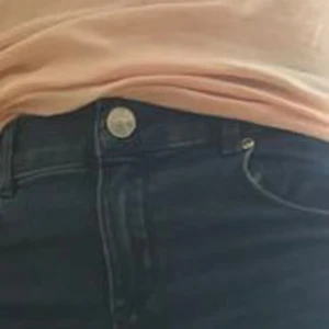 Blå bootcut jeans från ONLY, stl 152 - Säljer ett par blå bootcut jeans från ONLY i storlek 152. Jeansen är högmidjade med klassisk femficksdesign och dragkedja. Materialet är stretchigt jeans för en bekväm passform. Perfekta för dig som gillar en snygg siluett med lite utsvängda ben.