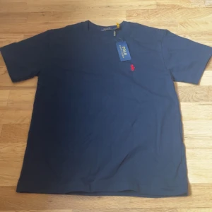 Marinblå t-shirt från Polo Ralph Lauren - Snygg marinblå t-shirt från Polo Ralph lauren