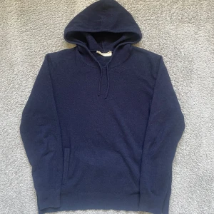 Mörkblå hoodie från Sayless - Tja, säljer en mörkblå sayless ullblandning u storlek S, tröjan är inte väldigt bra skick och har inte krympt i tvätten, modellen är 178 cm och den sitter väldigt fint, kom privat vid minsta lilla och pris går att diskutera💸🍾🥂
