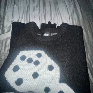 Svart stickad Stüssy-tröja med tärningar - Tjenare Tjenare Jag tänkte köra ett sånt där intressekoll på denna Stussy Dice Mohair Sweatern jag har hemma!Den har blivit använd max 5 gånger så inga defekter eller nått liknande på den, skickar gärna bilder på den👍Nypris ligger runt 3000kr så kom med prisförslag🙌 