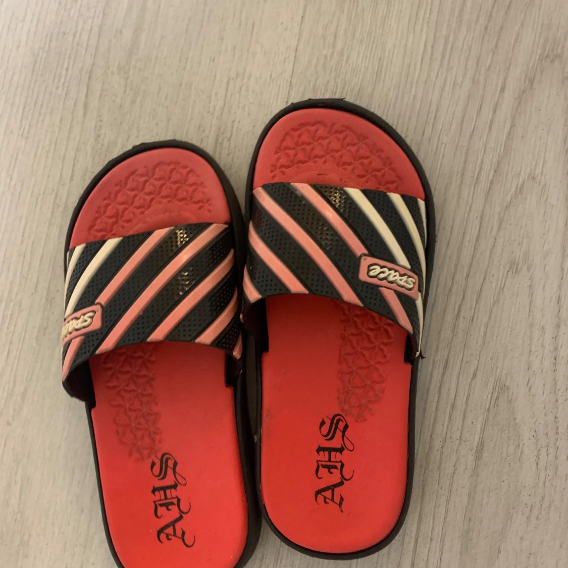 Randiga slides från Space i rött och svart - 1