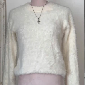 Vit fluffig  tröja❤️ - Superfin fluff tröja från hm ! Jätte skön och fin ! Kan ev vara lite noppig annars fint skick 