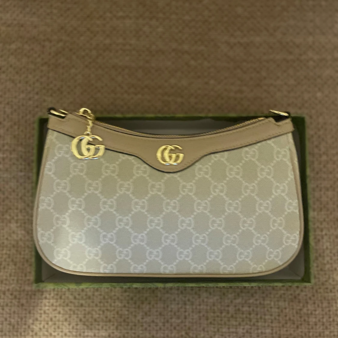 Beige axelväska från Gucci med GG-mönster - 3