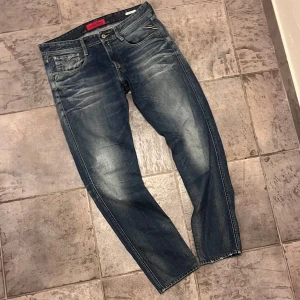 Replay anbass - Säljer dessa sjukt feta vintage replay jeansen, jeansen är i fint skick skit med en sjuk tvätt/fade, storleken är W34 och runt L32, hör av er vid funderingar!💯