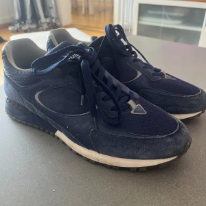 Louis Vuitton run away sneakers -  sneakers från Louis Vuitton i mörkblå mocka. Mitt pris 3000. Använd 7-8 gånger 