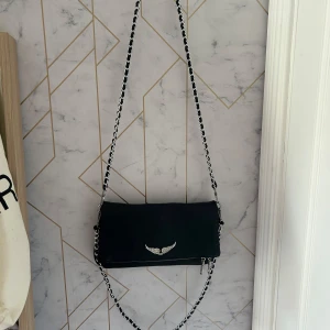 Zadig liknande väska - zadig & voltaire liknande väska som är köpt utomlands! den har börjat tappa lite färg vid dragkedjorna men ingen man tänker på!💕