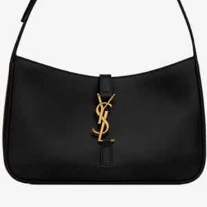 Svart axelväska från Saint Laurent - Snygg svart axelväska från Saint Laurent med klassisk guldig YSL-logga framtill. Väskan har en stilren, rektangulär form och är tillverkad i slätt skinn. Perfekt för dig som vill ha en ikonisk och trendig accessoar.