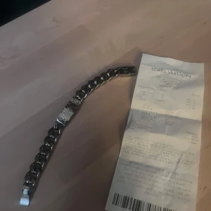 Louis Vuitton silverfärgat armband - Monogram Chain Bracelet. I bra skick 9,7/10. Kan ha någon liten skrapa men annars i fint skick. Kvitto följer med. 21 Cm