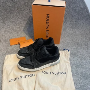 Louis Vuitton Trainers - Tja! Säljer dessa sjukt snygga Louis Vuitton Trainers!  Storlek 40,5 ( Sitter större )  Skick 9/10 ( Använda fåtal gånger ) Nypris: 12 800kr  Säljer för: 6799, Allt OG Medföljer! Skriv vid minsta lilla fundering!