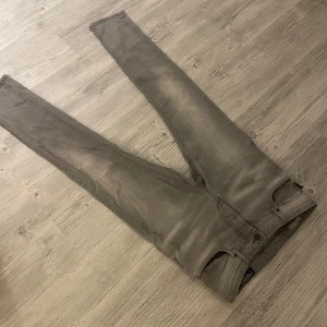 Jack & Jones jeans  - Tja säljer nu dessa feta gråa jeans ifrån Jack & Jones i storlek Gg för endast 250 kr! Priset är ej hugget i sten! Skriv i dm vid funderingar🙌