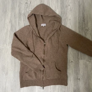 Kashmir hoodie  - Tja säljer nu denna feta beiga Kashmir zip Hoodien ifrån Davida i storlek S för endast 949kr! Storlek S men sitter som xs | 100% Kashmir! Priset är ej hugget i sten! Skriv i dm vid funderingar🙌